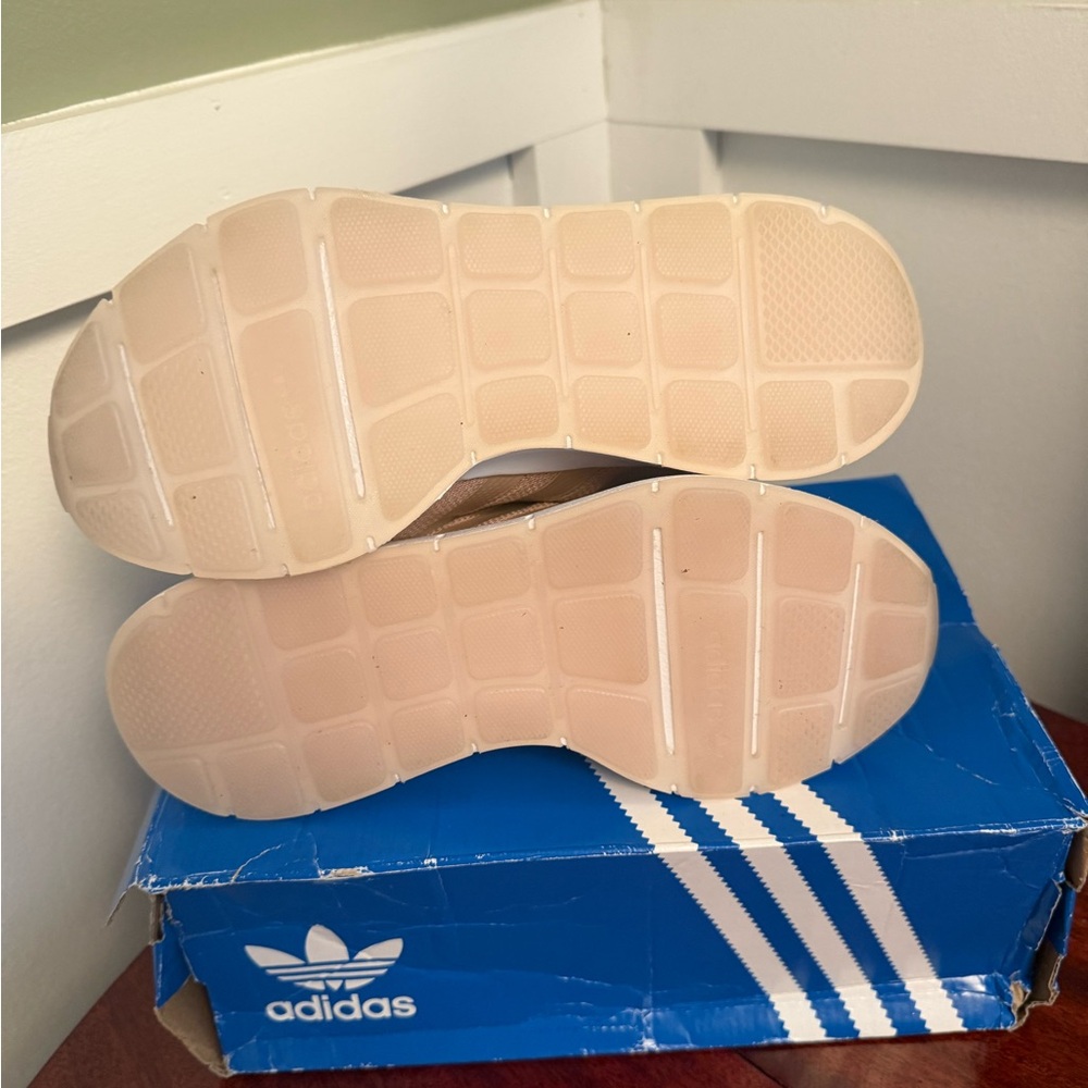 New! adidas Originals Women’s Swift Running Shoe Ash Pearl/Off White - Picture 5 of 7